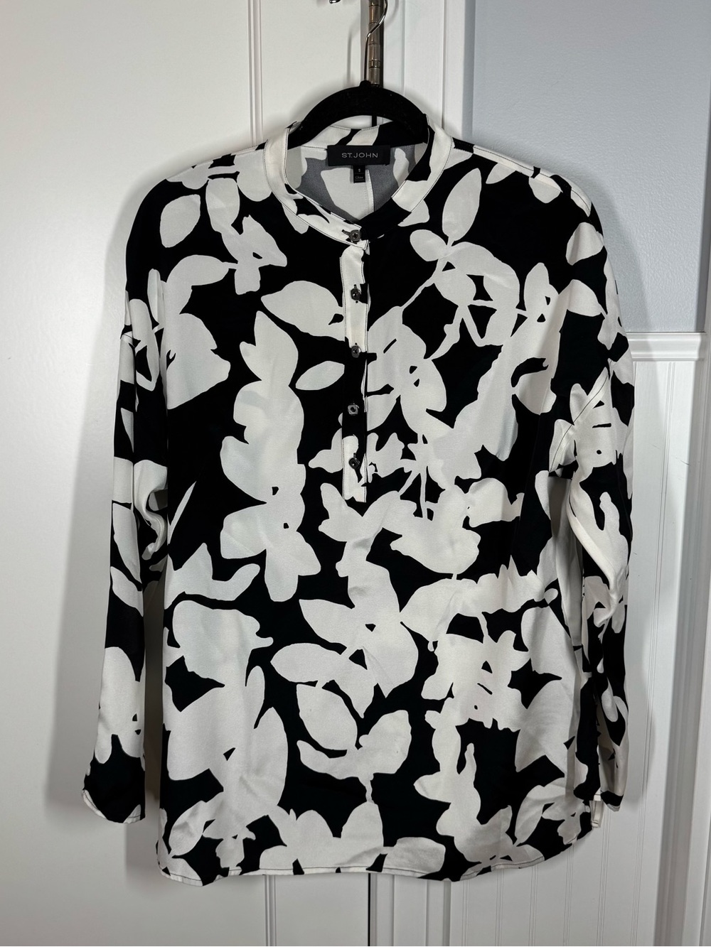 St John Blouse Top Shirt Black & White Floral Silk Button Down size small office